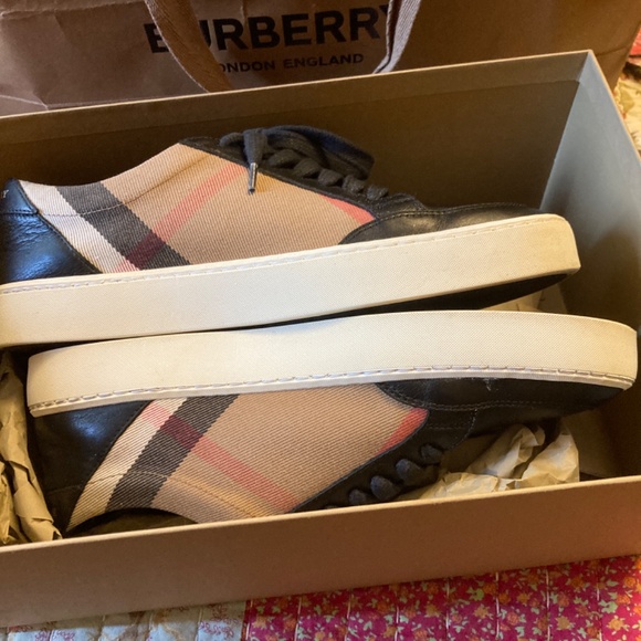 Authentic Burberry - Picture 7 of 8